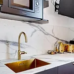 212 Louboutin - Superb In Apartment