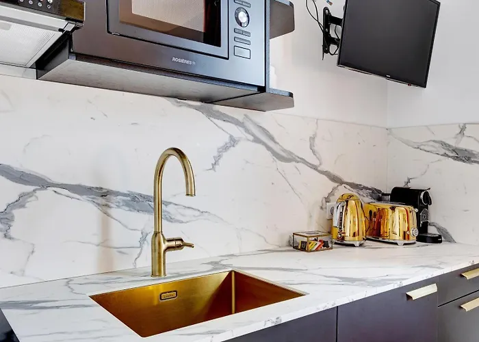 212 Louboutin - Superb In Apartment